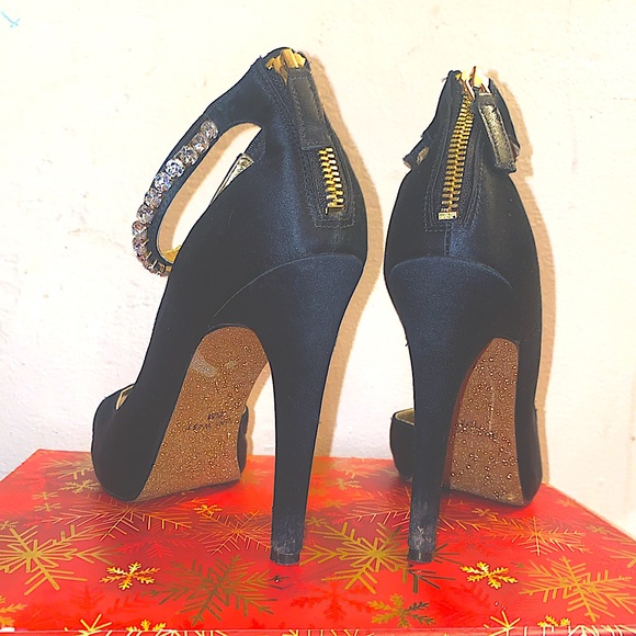 Size 7.5 Black classy sexy heels with glitter gold on the bottom diamond straps. - Picture 3 of 4